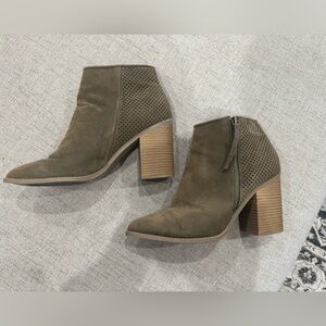 Universal thread heeled booties